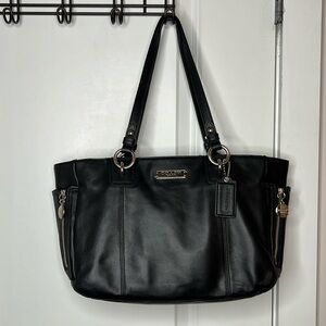 COACH LEATHER TOP HANDLE BUCKET BAG.